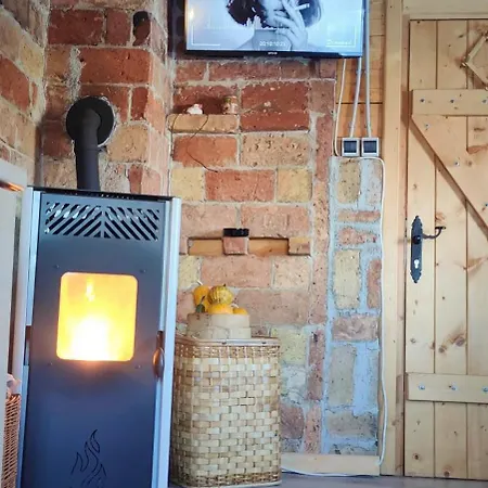 Vikendica-brvnara Pine بيت للعطل